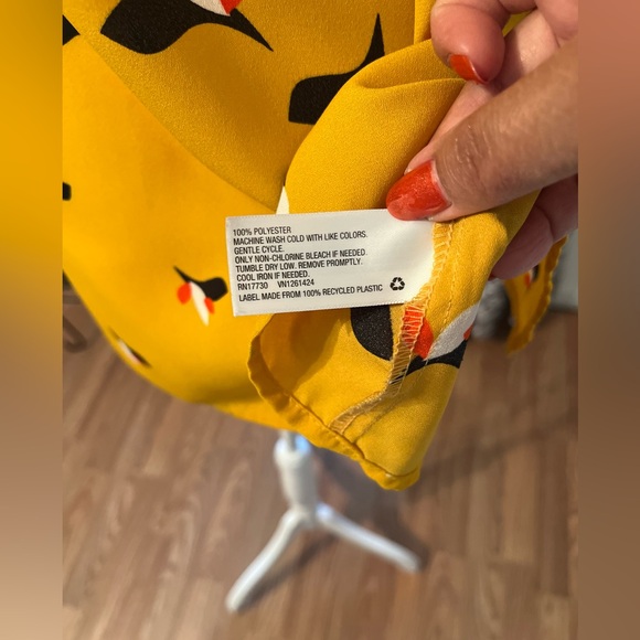 💛💛 Xhilaration mustard blouse. Size Medium. EUC. Pika boo back. 💛💛 - Picture 5 of 6